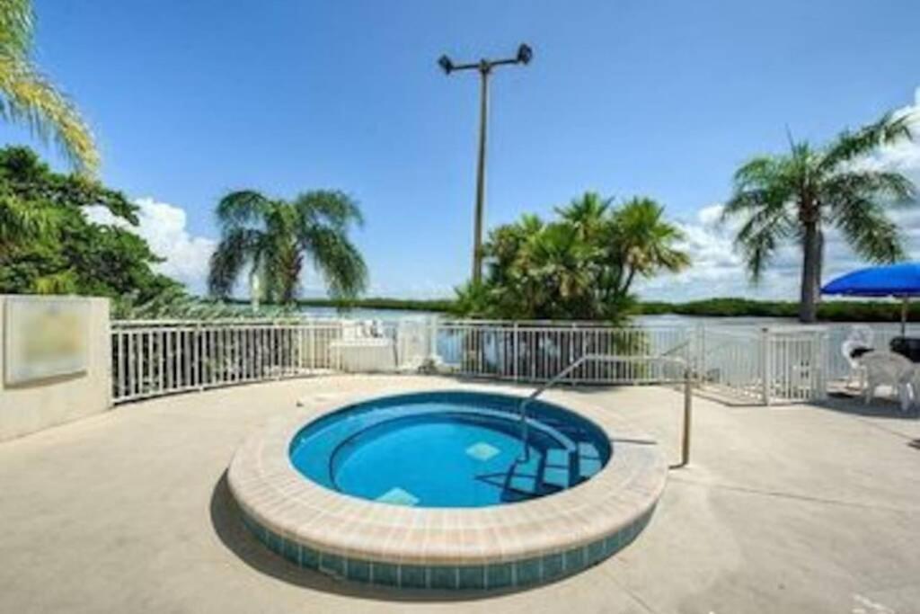 Sea Breeze, Studio 510, Beach Steps Away!+Pool+Wifi Ruskin Eksteriør bilde
